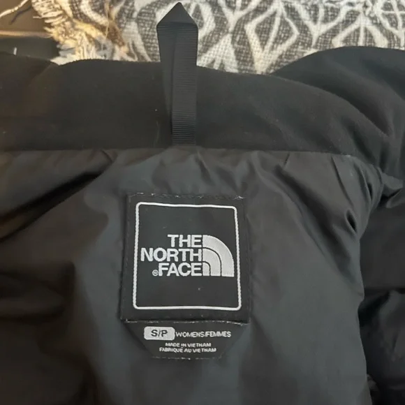 Women’s Northface Aconcagua 550 down vest. The Old style. - Picture 3 of 7